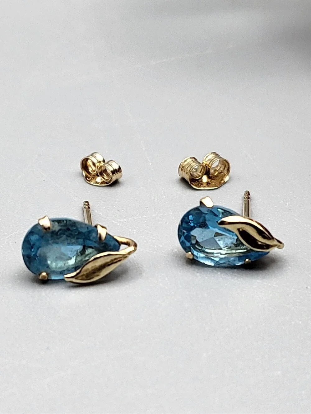 14k Gold Topaz Teardrop/ Pear w Leaf Stud Estate Mid-Century Vintage Swiss Blue